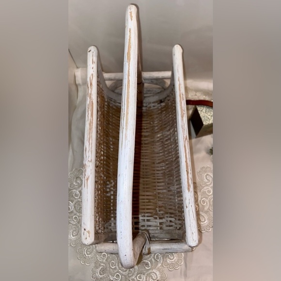 3/75$ Vintage distressed painted white‎ wicker Magazine holder farmhouse style - Picture 5 of 13